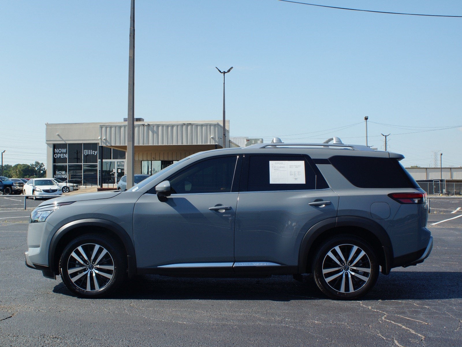 2025 Nissan Pathfinder Platinum FWD